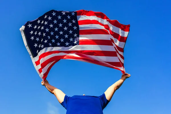 持有美国国旗的男子。庆祝美国独立日。7月4日 — 图库照片