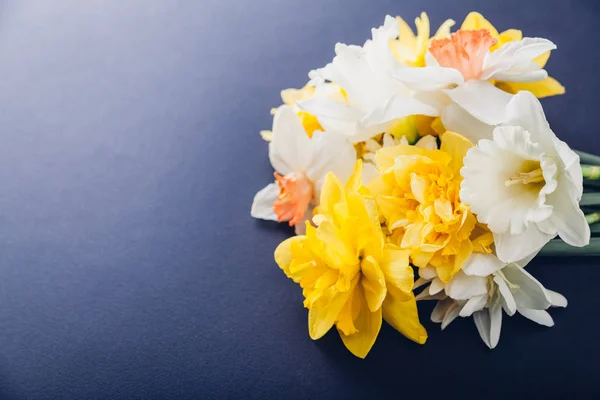 Boeket Van Witte Gele Narcis Bloemen Blauwe Achtergrond Heden Voor — Stockfoto