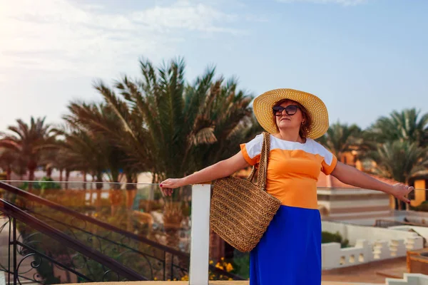 Senior woman walking on hotel territory in Egypt. Summer tropical vacation. Stylish fashionable look — Stock Photo, Image