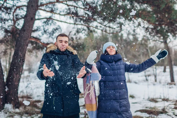 冬季活动。 一对夫妇在冬天的森林里打雪. 人们在户外放松和玩乐 — 图库照片