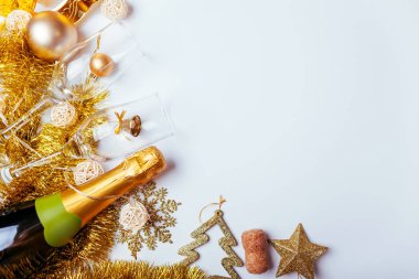 Noel ve yeni yıl beyaz arka planı şampanya, bardak ve altın madalyalarla dolu. Parti kutlaması