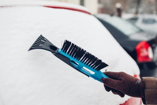 Pulizia auto dalla neve con scopa. Uomo prendersi cura di auto rimozione del ghiaccio con spazzola all'aperto — Foto Stock