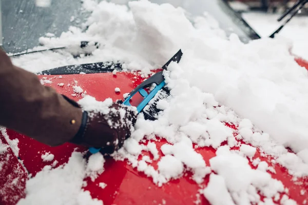 Pulizia auto dalla neve con scopa. Uomo prendersi cura di paraurti auto rimozione del ghiaccio con spazzola all'aperto — Foto Stock