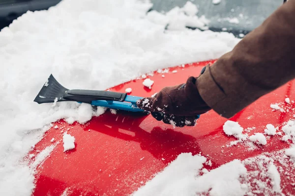 Pulizia auto dalla neve con scopa. Uomo prendersi cura di paraurti auto rimozione del ghiaccio con spazzola all'aperto — Foto Stock