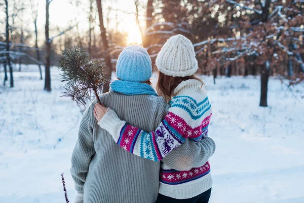 Passeio de inverno. Mãe e filha adulta admiram a paisagem de floresta nevada. Abraço familiar, relaxante durante as férias — Fotografia de Stock