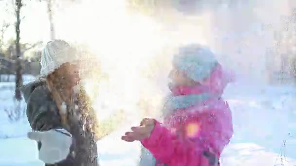 Attività Invernali Divertenti Madre Figlia Adulta Scuotendo Rami Abete Con — Video Stock