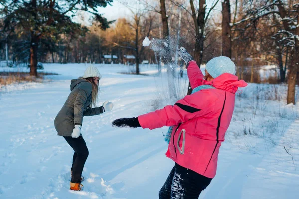 在冬天的森林里玩雪球。 家母和女儿在户外打雪玩得很开心 — 图库照片