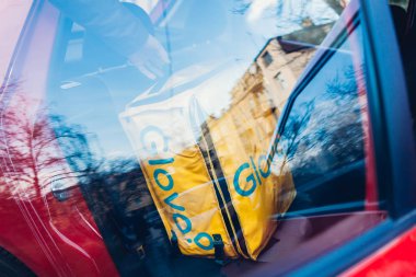 Lviv, Ukrayna 13 Ocak 2020 Glovo teslimat çantası. Erkek işçi termoçanta alır. Teslimat şirketi.