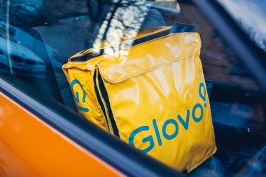 Lviv, Ukrayna 13 Ocak 2020 Glovo teslimat çantası. İspanya yemek dağıtım şirketi