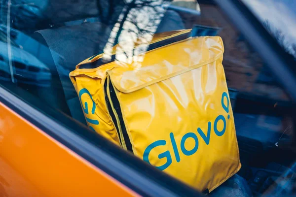 Lviv, Ukrayna 13 Ocak 2020 Glovo teslimat çantası. İspanya yemek dağıtım şirketi