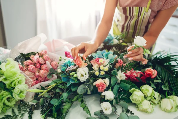 Kwiaciarnia kobieta tworząc kompozycję kwiatów w domu. Pracownik komponujący bukiet na Walentynki. Zakładanie małych przedsiębiorstw — Zdjęcie stockowe