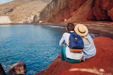 Sevgililer Günü. Aşık bir çift, Yunanistan 'ın Santorini adasındaki Red Beach' te balayının tadını çıkarıyor. Tatil ve seyahat