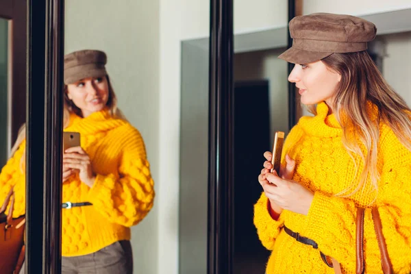 Traje de moda. Mujer mirando el espejo en casa usando suéter elegante y accesorios y tomando selfie — Foto de Stock