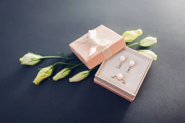 Conjunto de joyas de perlas en caja de regalo con flores. Pendientes de plata y anillo con perlas como regalo de vacaciones. Accesorio — Foto de Stock