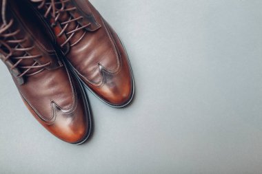 Ayakkabılar, erkekler için şık deri çizmeler. Erkek kışı, sonbahar ya da bahar modası. Gri arkaplanda ayakkabılar