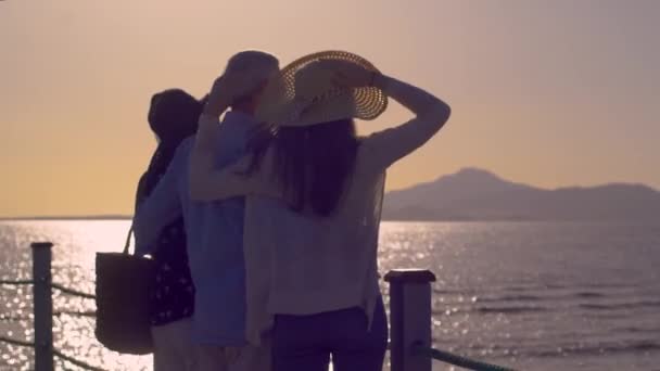 Senior Couple Walking Adult Daughter Pier Red Sea Admiring Landscape — Stockvideo