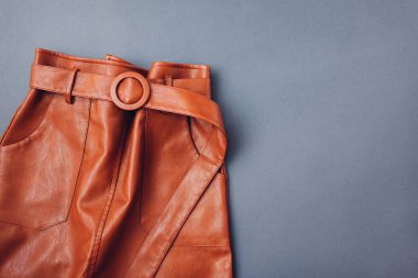 Modaya uygun deri etek. Bahar kadın kıyafetleri. Ekolojik malzemeden yapılmış zarif kahverengi bir etek. Moda.