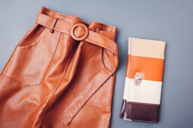 Modaya uygun deri etek. Bahar kadın kıyafetleri. Çantalı şık kıyafetler. Moda.