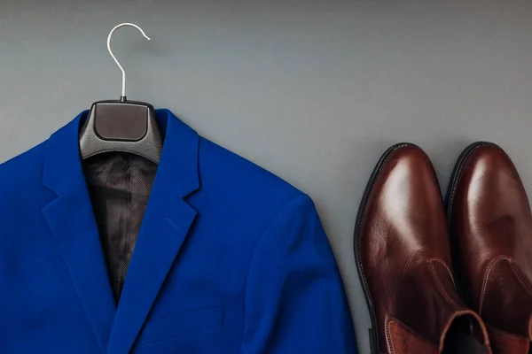 Ropa y zapatos, botas de cuero chelsea para hombre. Chaqueta de moda de color azul clásico masculino. Tendencia 2020 — Foto de Stock