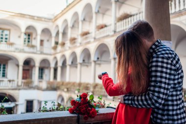 Sevgililer günü romantik randevusu. Erkek sarılan kız arkadaş. İtalyan bahçesinde yürüyen çift Lviv 'de güllerle