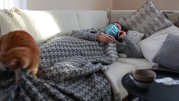 Mulher Doente Com Gripe Frio Menina Chamando Ambulância Telefone Deitado — Vídeo de Stock