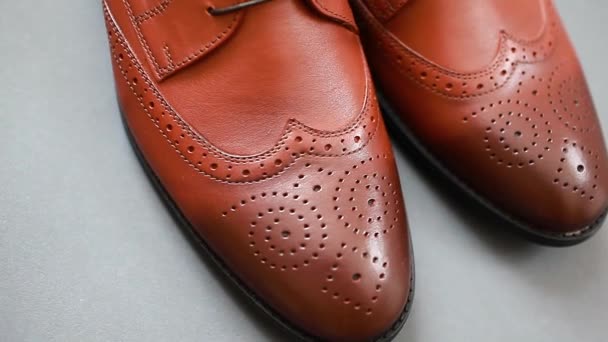 オックスフォード男性の売春婦の靴 男性のファッション グレーの背景に古典的な茶色の革の履物 — ストック動画