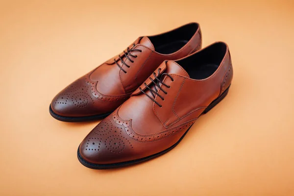 Oxford mannelijke brogues schoenen. Mannenmode. Klassiek bruin leren schoeisel. — Stockfoto