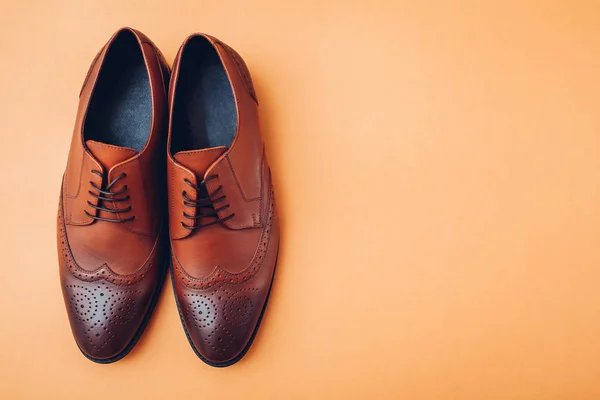 Oxford mandlige brogues sko. Mænds mode. Klassisk brunt læderfodtøj . - Stock-foto