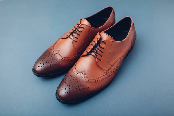 Oxford mannelijke brogues schoenen. Mannenmode. Klassiek bruin leren schoeisel. — Stockfoto