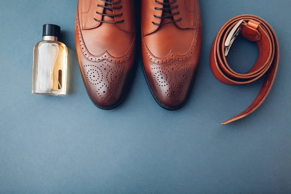 Oxford mandlige brogues sko med tilbehør. Mænds mode. Klassisk brunt læderfodtøj med bælte og parfume . - Stock-foto