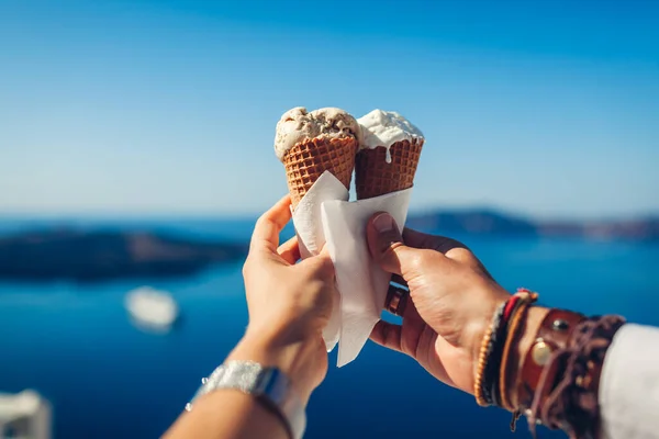 IJs in kegels. Een stel dat ijs eet en het op zee houdt. Lekker zomers eten. Sluiten. — Stockfoto