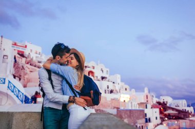 Oia 'da sevgililer günü. Aşık çift gün batımında Yunanistan 'ın Santorini adasında balayının tadını çıkarıyor. Tatil ve seyahat