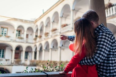 Sevgililer günü romantik randevusu. Erkek sarılan kız arkadaş. Aşık bir çift, Lviv 'de İtalyan bahçesinde balonlarla yürüyor.