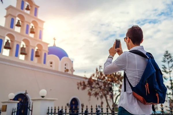 Мандрівник Санторіні фотографує церкву в Акротірі на смартфоні. Туризм, подорожі, відпустка. — стокове фото