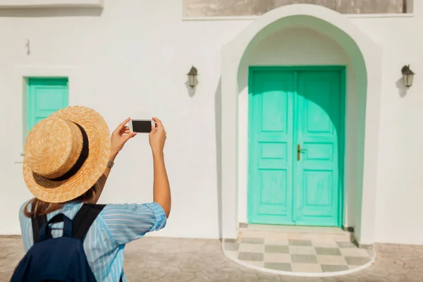 Santorini traveler taking photo of doors architecture in Akrotiri on smartphone. Tourism, traveling, vacation — Stock Photo, Image
