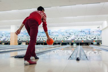 Bowling maçı. Kulüpte top oynarken eğlenen bir adam. Fıçı