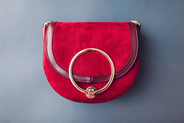 Bolso de mujer borgoña. Elegante bolso de gamuza roja con elementos dorados. Accesorios de moda para mujer . — Foto de Stock
