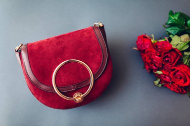 Şık bir süet bordo çanta. Sevgililer günü hediyesi, kadınlar günü. Gül çiçekli kadın çantası. Moda..
