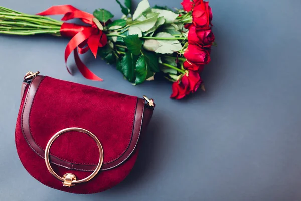 Female red purse with roses flowers. Stylish suede burgundy handbag. Valentine's day present, Women's day. Fashion. — Stock Photo, Image