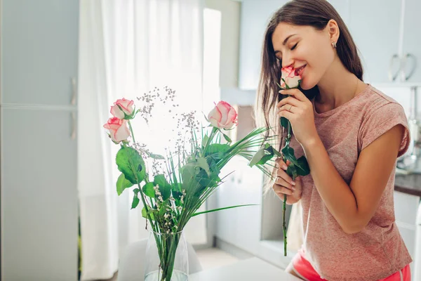 Valentin nap, nőnap. A nő rózsacsokrot szagol, amit a barátjától kapott. Ünnepi ajándék — Stock Fotó