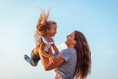 Anneler Günü. Bir kadın bahar parkında kızıyla oynuyor ve eğleniyor. Anne çocuğu dışarı atıyor..