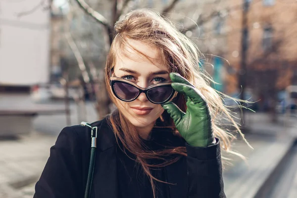 여성 패션. 멋진 젊은 여성 이 선글라스와 장갑을 끼고 있는 모습을 가까이 서 볼 수있습니다. 용수철 액세서리. — 스톡 사진