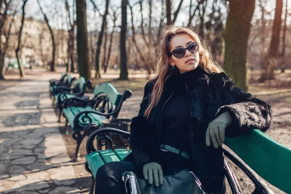 Moda feminina. Mulher elegante vestindo casaco de pele, óculos de sol e segurando bolsa. Acessórios de primavera. Retrato — Fotografia de Stock