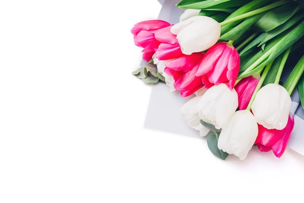 Voorjaarsbloemen geïsoleerd op witte achtergrond. Vrouwendag. Boeket witte en ping tulpen. Aanwezig voor Moederdag. — Stockfoto