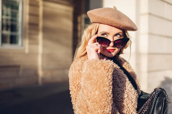 Женская весенняя мода. Стильная женщина носит одежду, аксессуары берета, солнцезащитные очки, пальто с сумочкой. Внешний портрет — стоковое фото