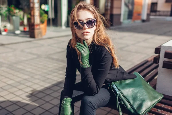 Стильная Женщина Очках Зелеными Перчатками Сумочка Открытом Воздухе Весной Классическая — стоковое фото