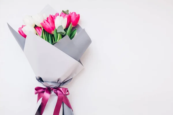 Cadeau Voor Moederdag Voorjaarsbloemen Voor Internationale Vrouwendag Boeket Witte Roze — Stockfoto