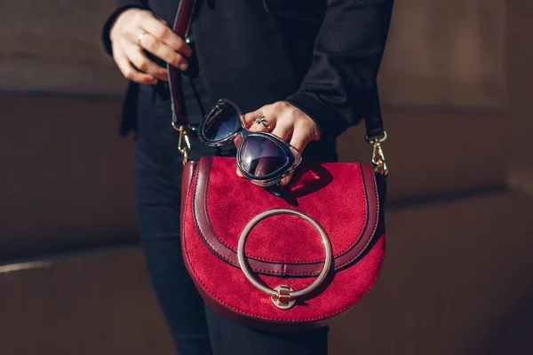 赤いバーガンディ財布とサングラスを屋外で保持スタイリッシュな女性 女性のファッション 春のアクセサリー ハンドバッグの閉鎖 — ストック写真