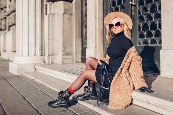 유행하는 여성용 액세서리 선글라스를 야외에서 핸드백을 있습니다 유행하는 현대식 — 스톡 사진
