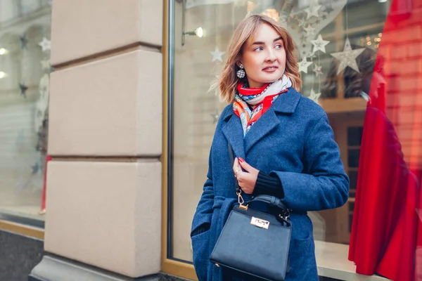 Стильна Жінка Шарфі Синього Пальто Тримає Гаманець Магазині Вулиці Відкритому — стокове фото